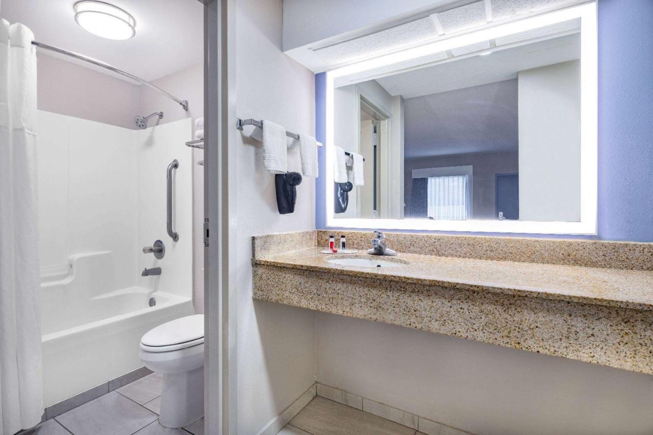 Days Inn & Suites By Wyndham Savannah Midtown Экстерьер фото