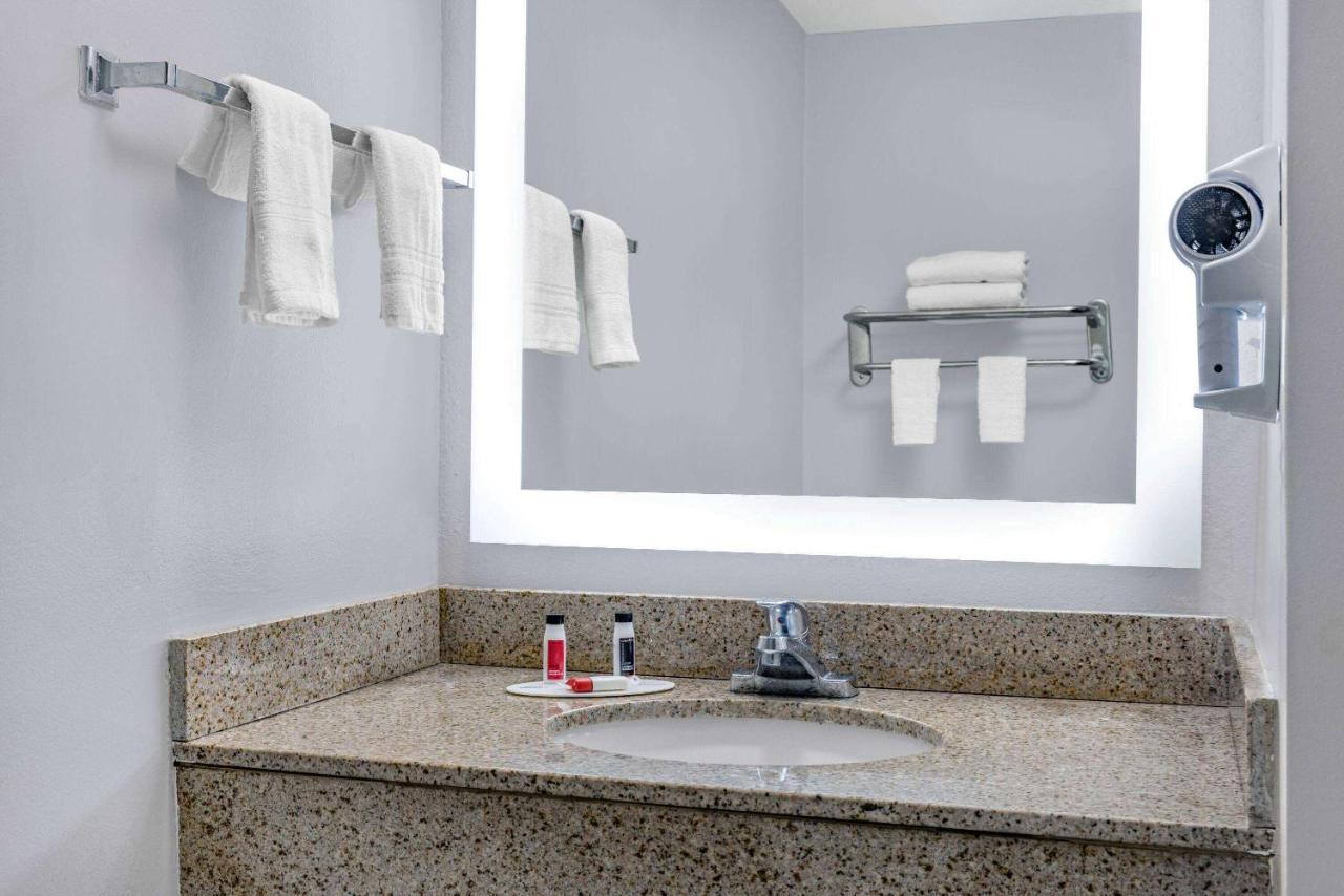 Days Inn & Suites By Wyndham Savannah Midtown Экстерьер фото
