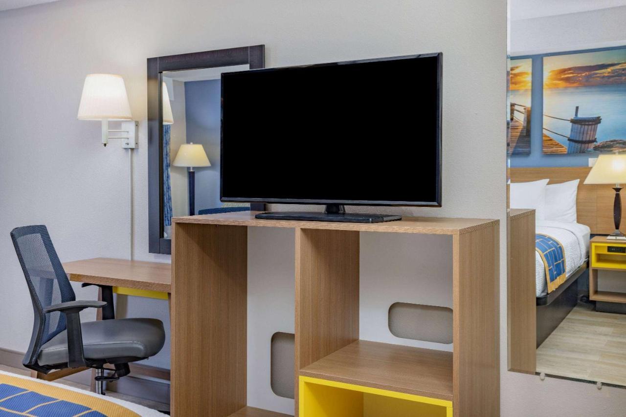 Days Inn & Suites By Wyndham Savannah Midtown Экстерьер фото