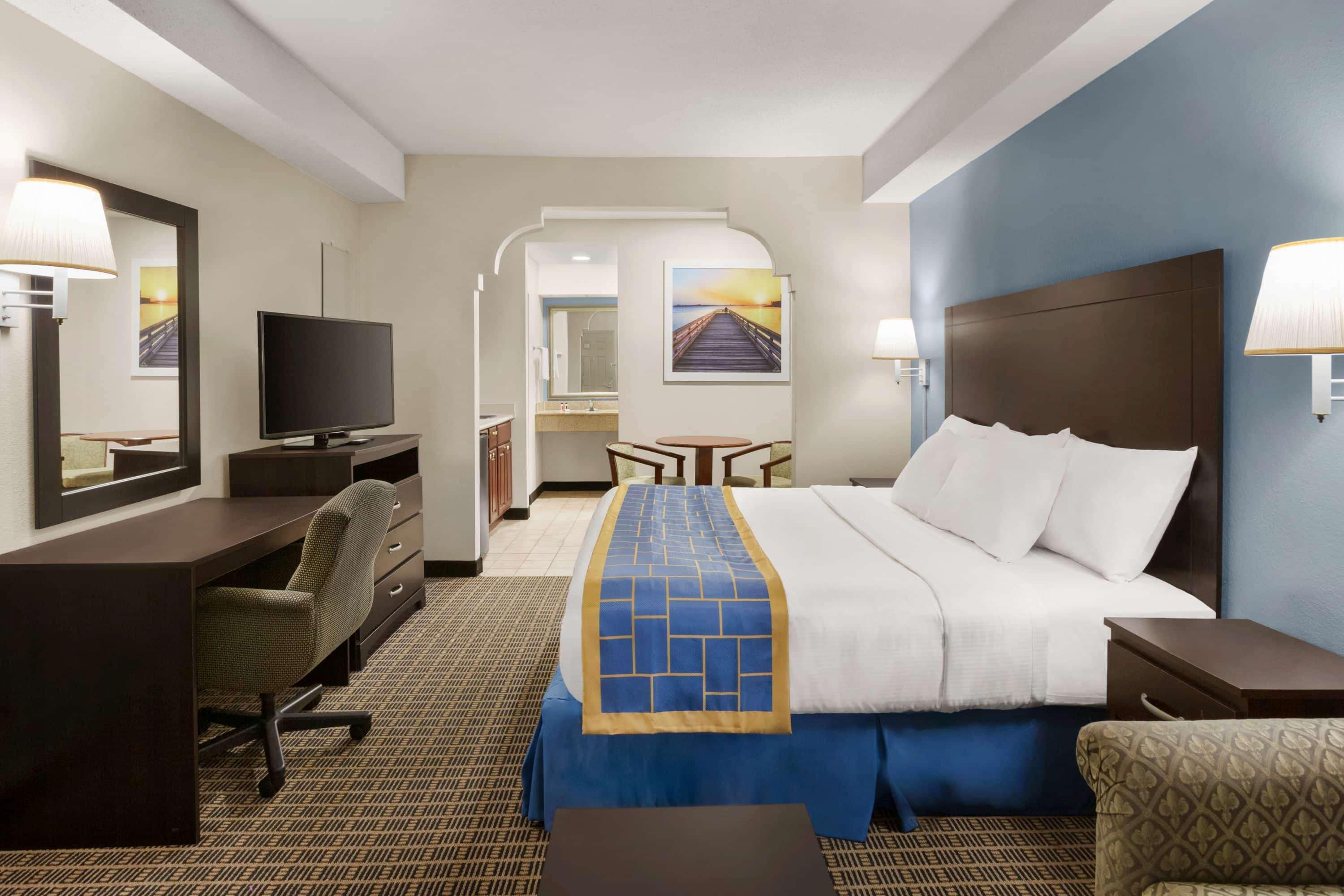 Days Inn & Suites By Wyndham Savannah Midtown Экстерьер фото