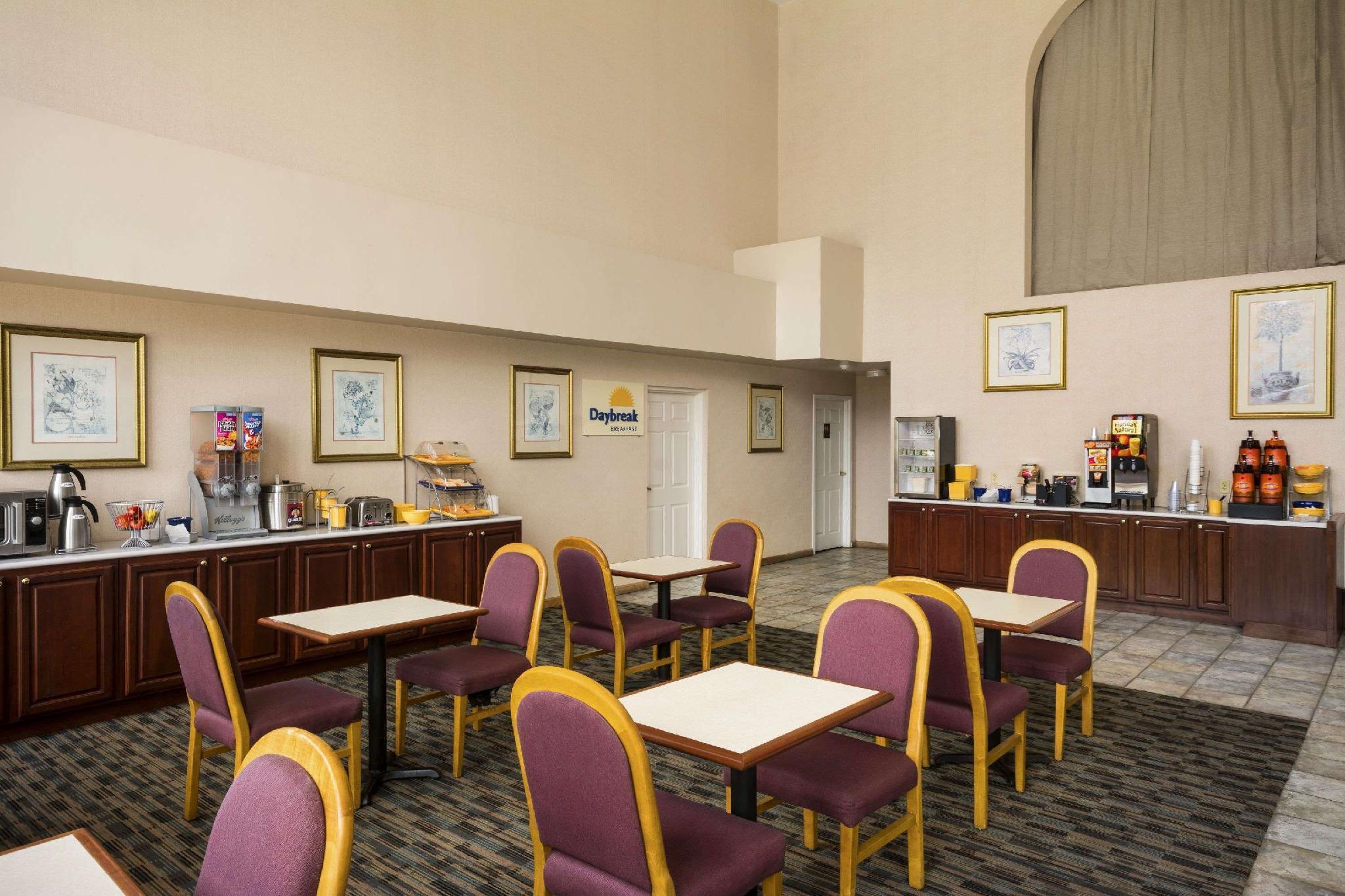 Days Inn & Suites By Wyndham Savannah Midtown Экстерьер фото