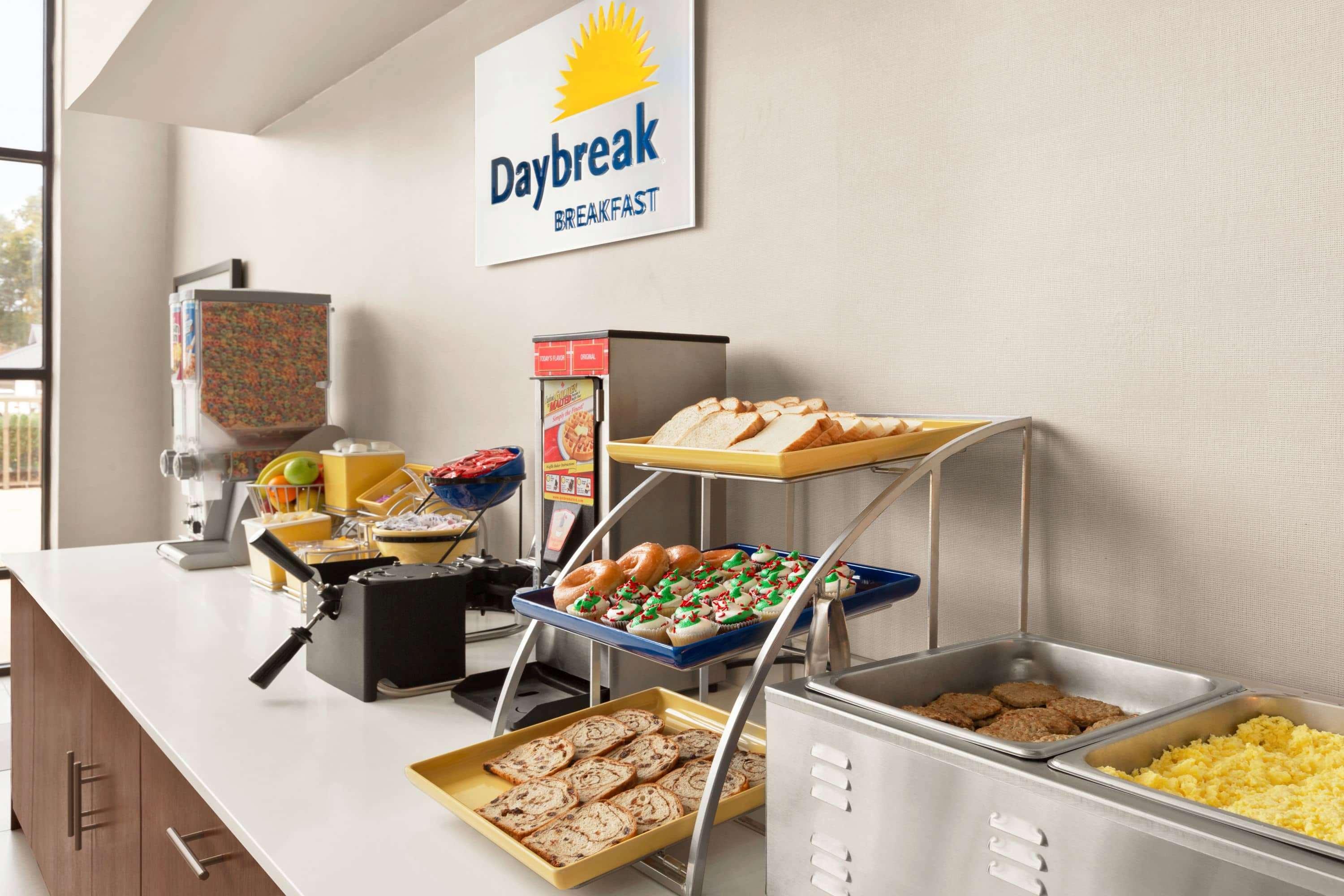 Days Inn & Suites By Wyndham Savannah Midtown Экстерьер фото