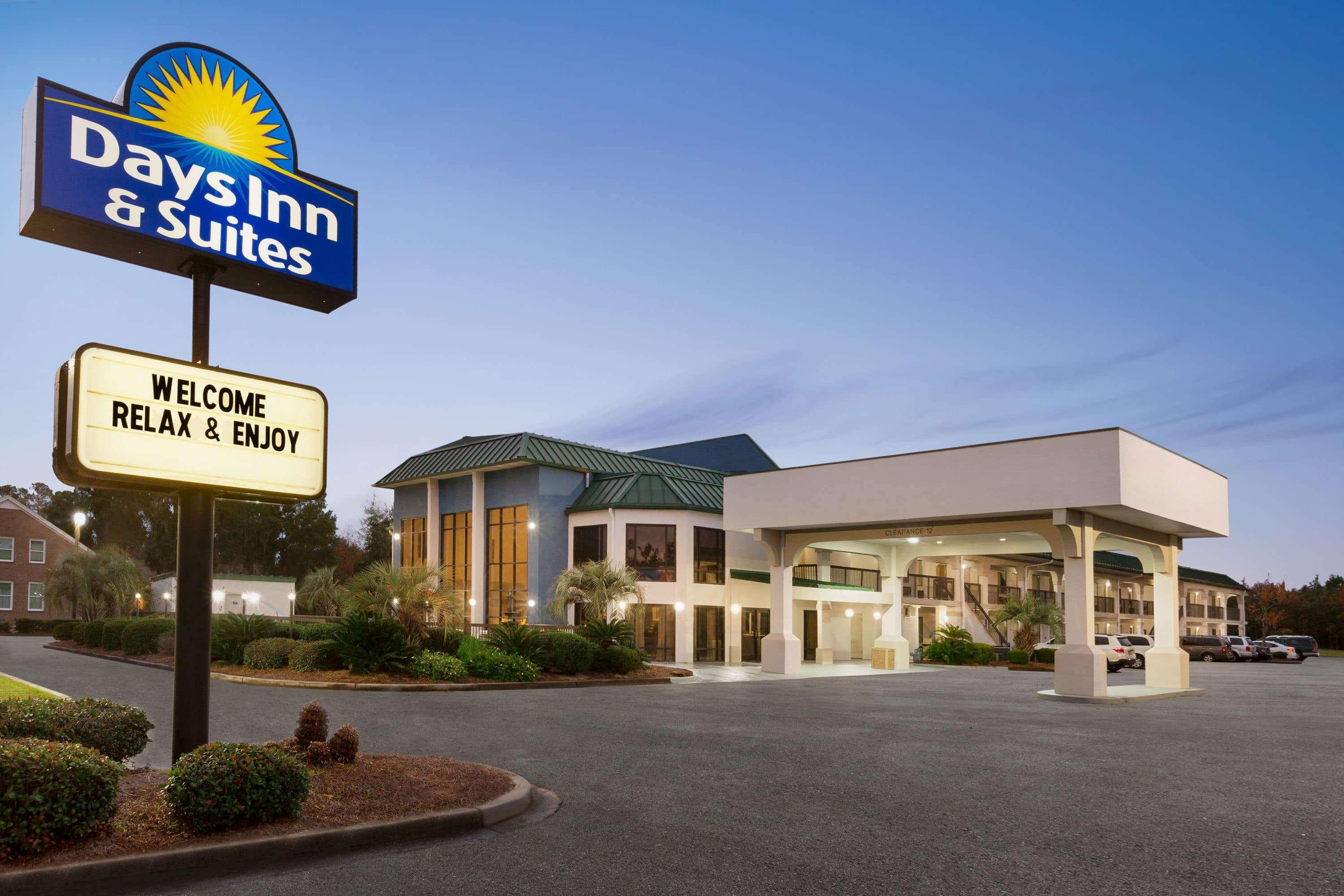 Days Inn & Suites By Wyndham Savannah Midtown Экстерьер фото