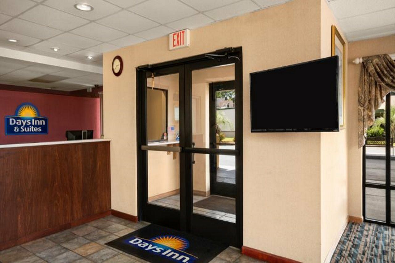 Days Inn & Suites By Wyndham Savannah Midtown Экстерьер фото